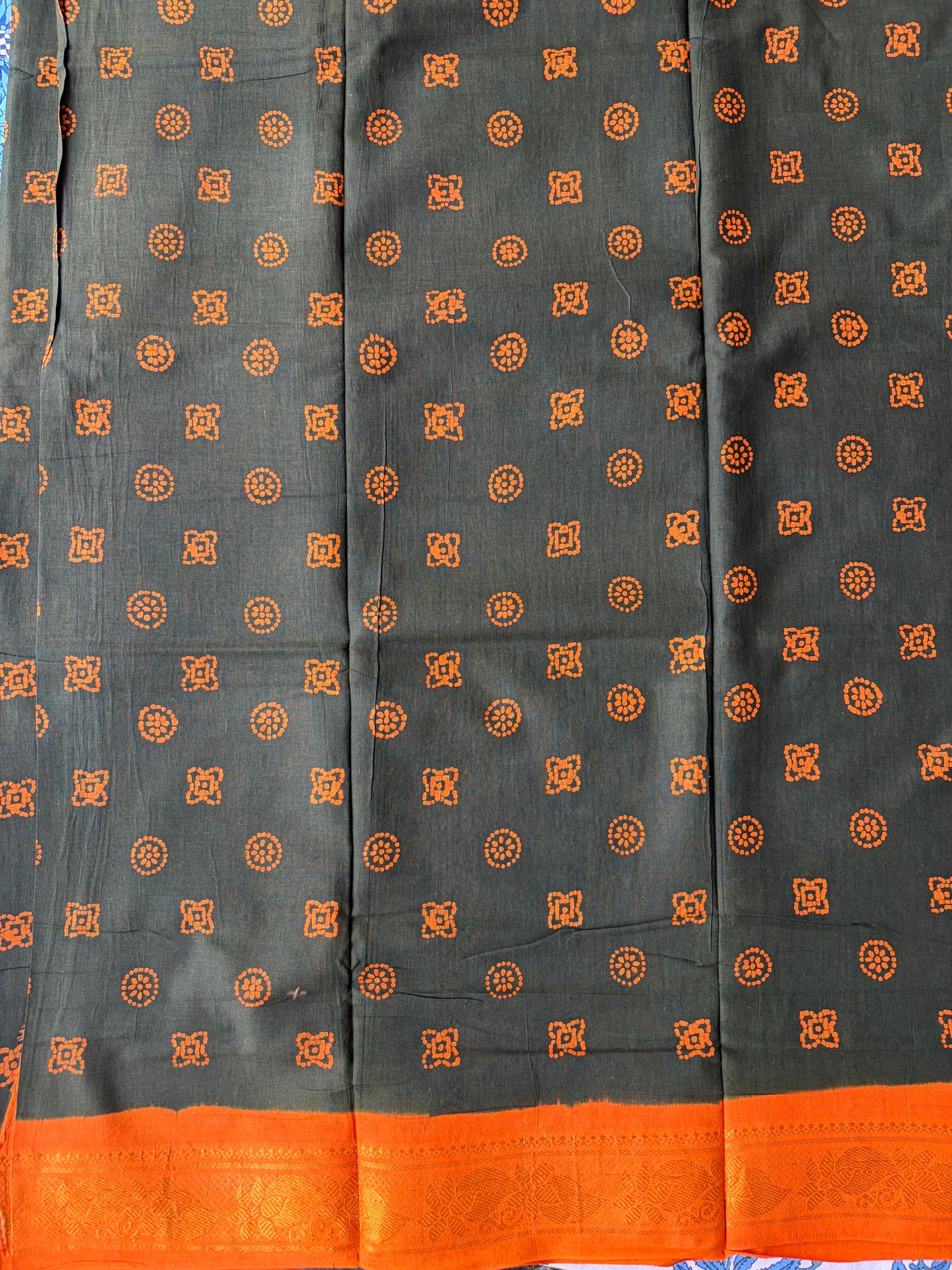 Authentic Soft Sungudi Cotton Saree – Mehandi Green with Orange Border & Orange Motifs | TLL089