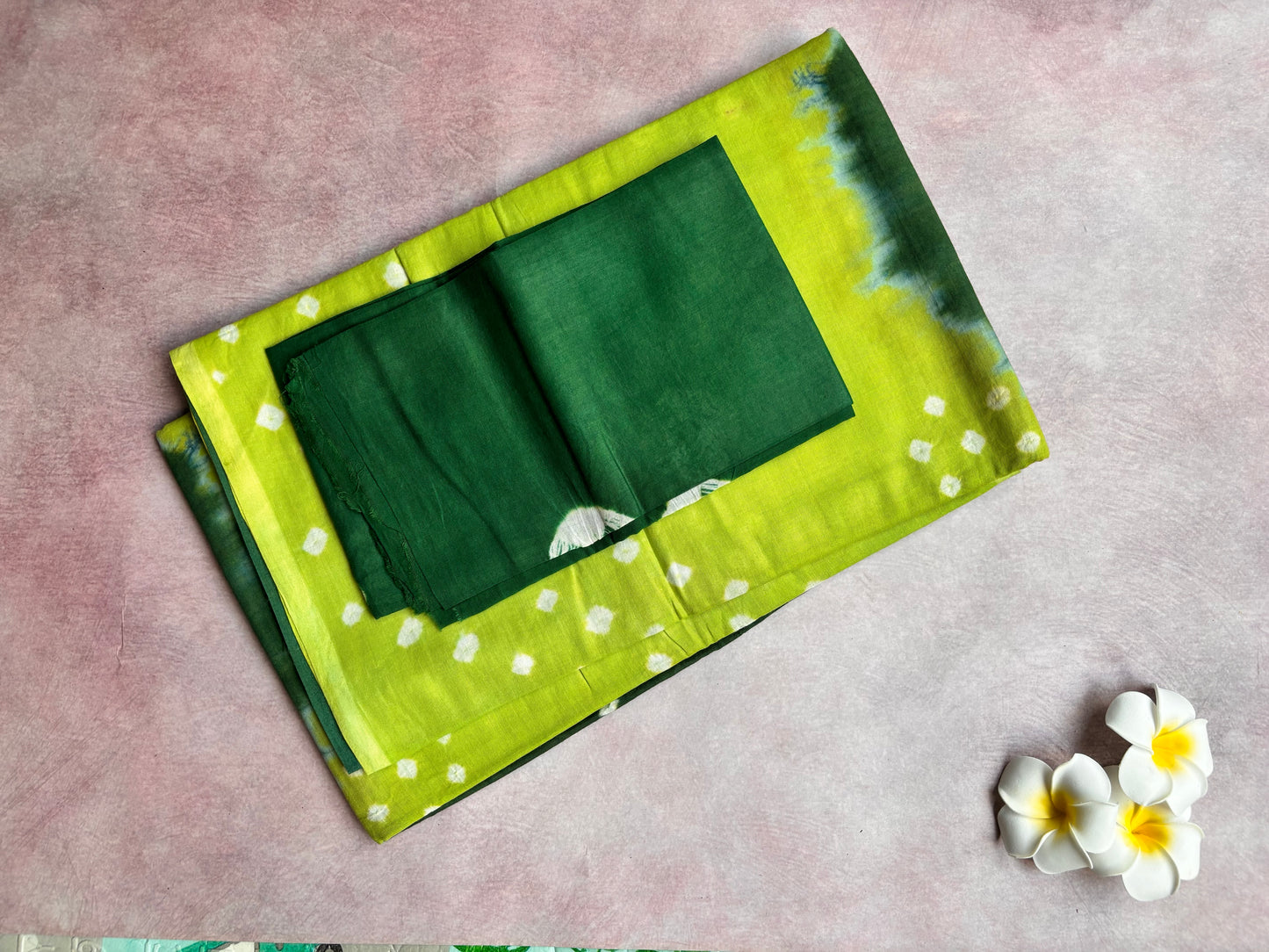 Hand-Knotted Bhandhini Cotton Saree – Green and Parrot Green (Borderless, With Blouse)