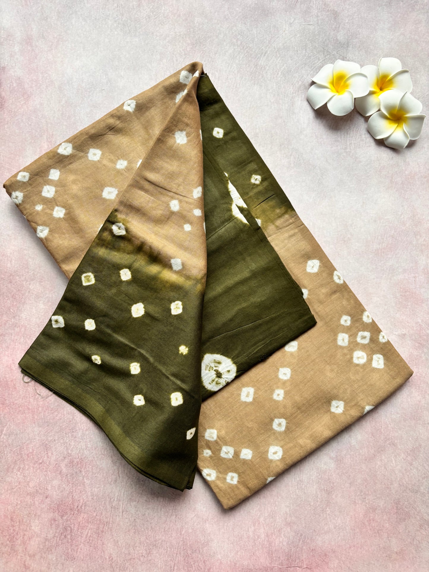 Hand-Knotted Sungudi & Bandhini Cotton Saree – Olive Green with Moss Green Border (With Blouse)