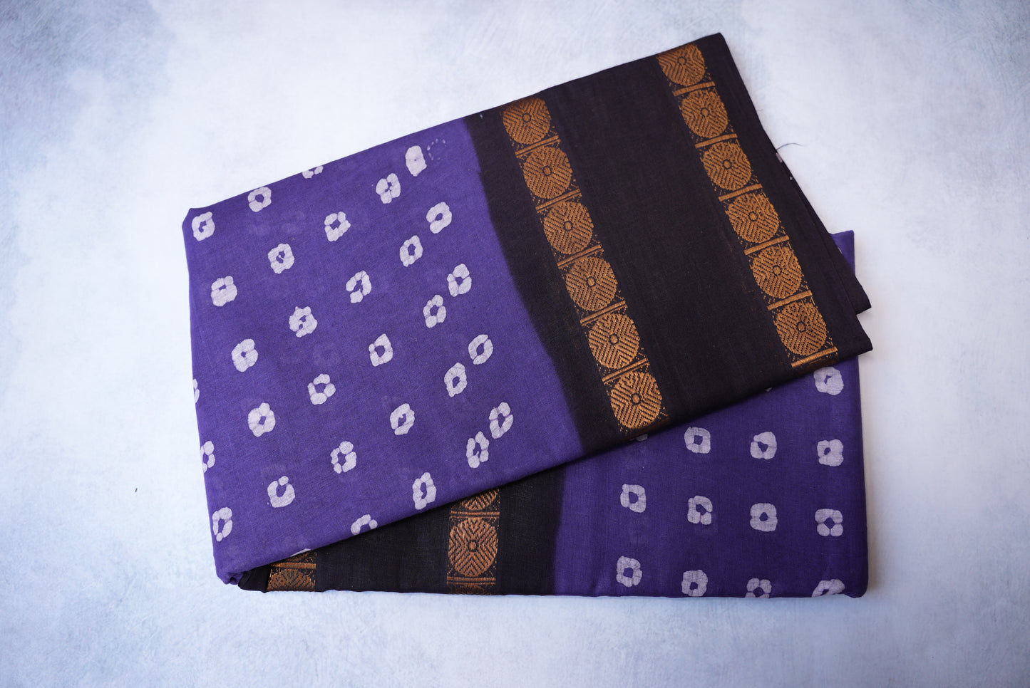 Traditional Wax Round Sungudi Cotton Saree with Blue and Black Rudrcham Border