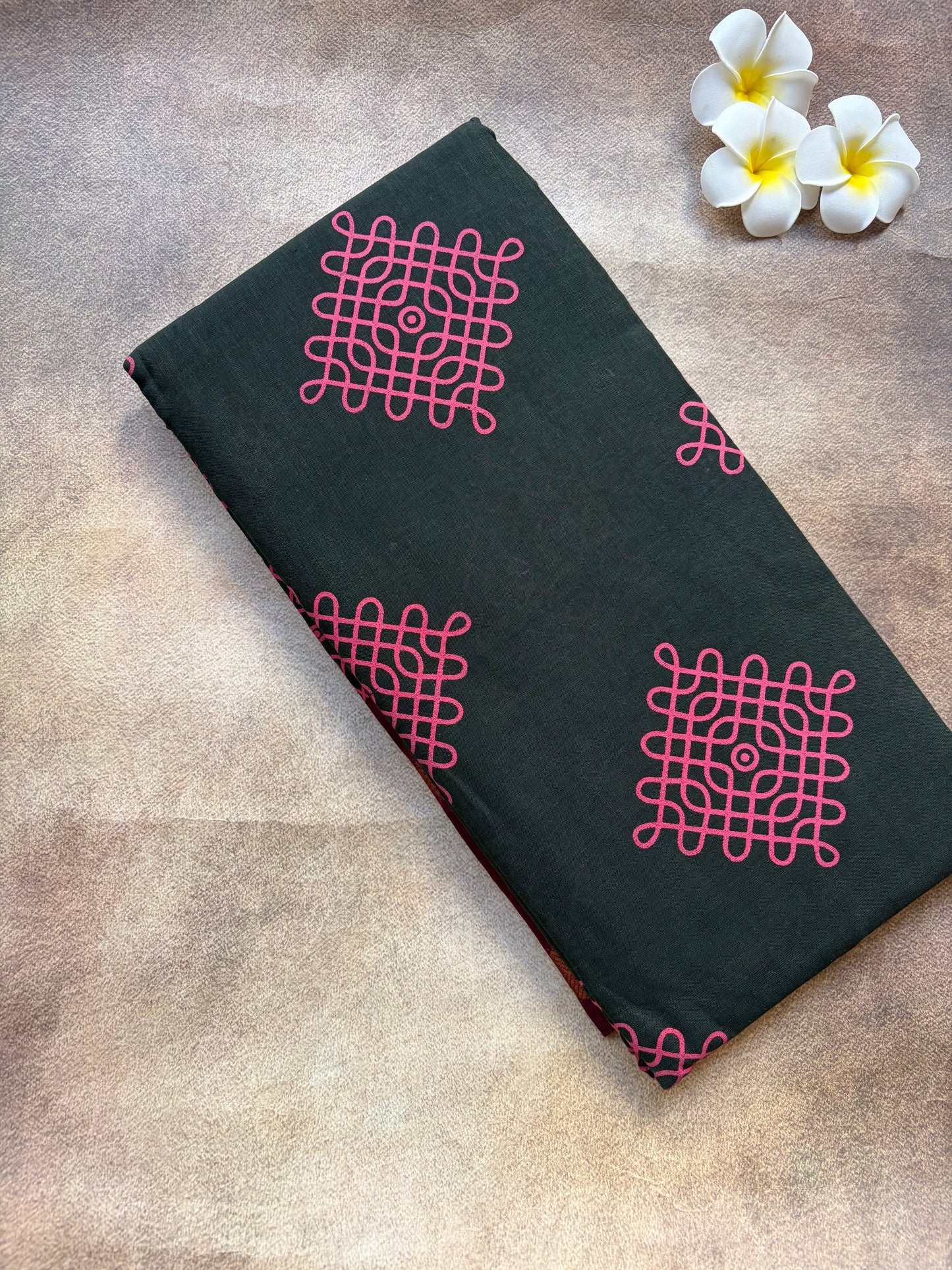 Kolam sungudi | Karum Pachai with Maroon Border