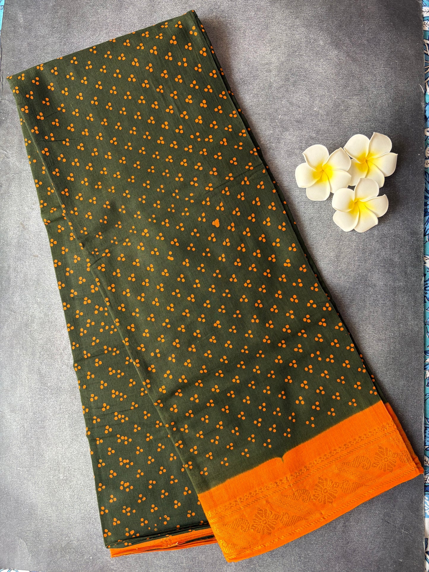 Authentic Soft Sungudi Cotton Saree Green – 3 Pulli (Meghandhi Green Body with Orange Border) | TLL093