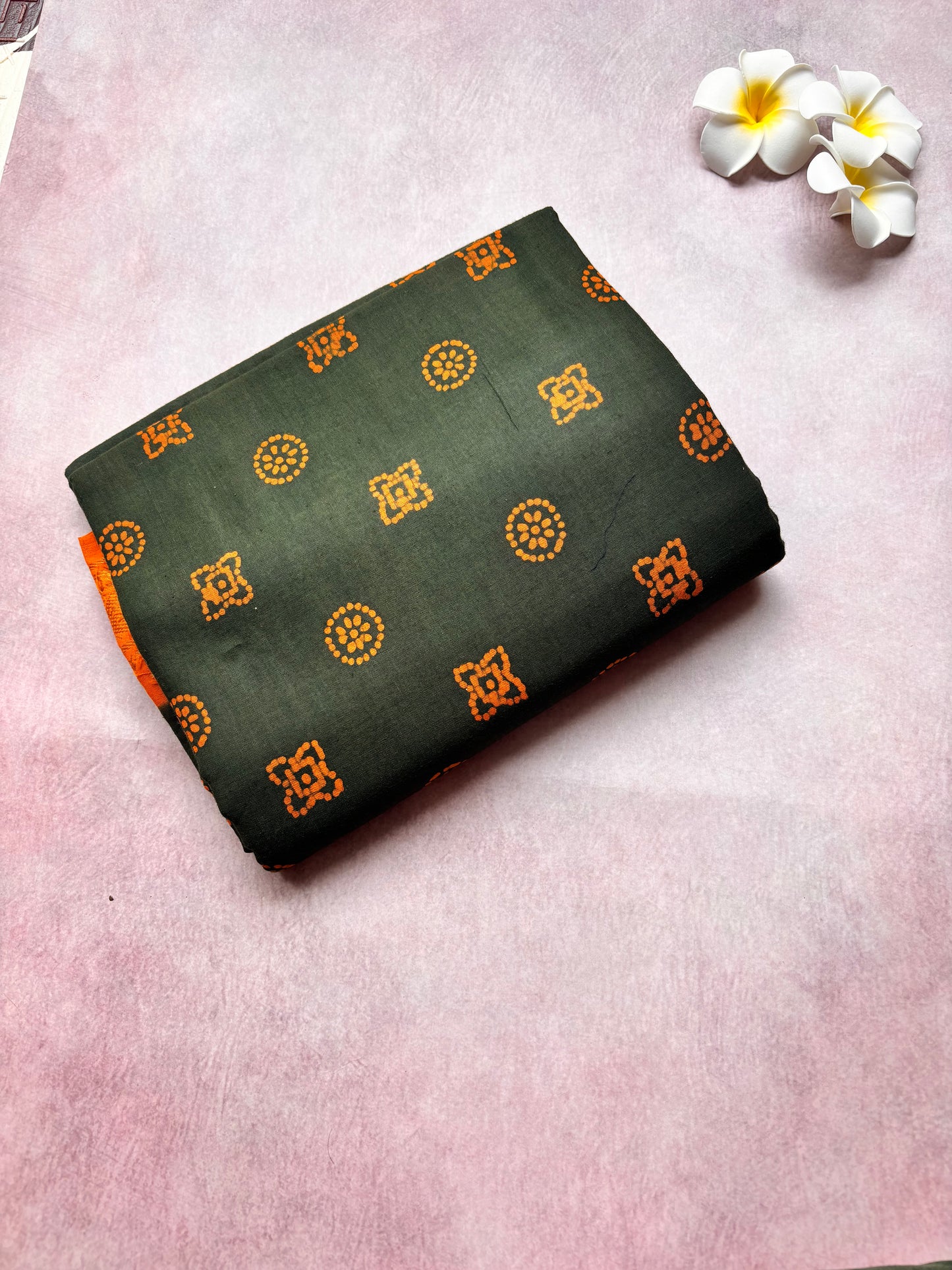 Authentic Soft Sungudi Cotton Saree – Mehandi Green with Orange Border & Orange Motifs