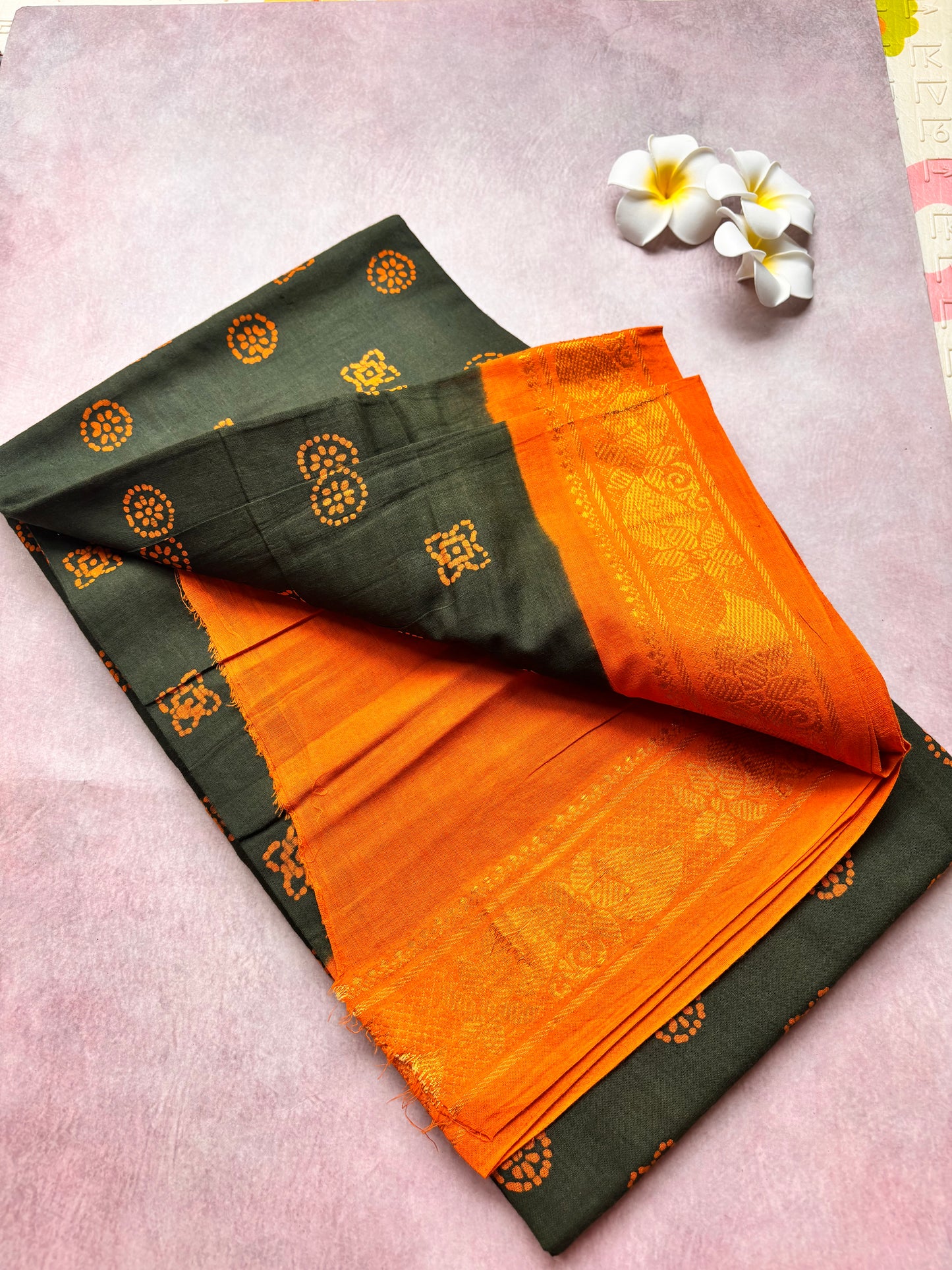 Authentic Soft Sungudi Cotton Saree – Mehandi Green with Orange Border & Orange Motifs