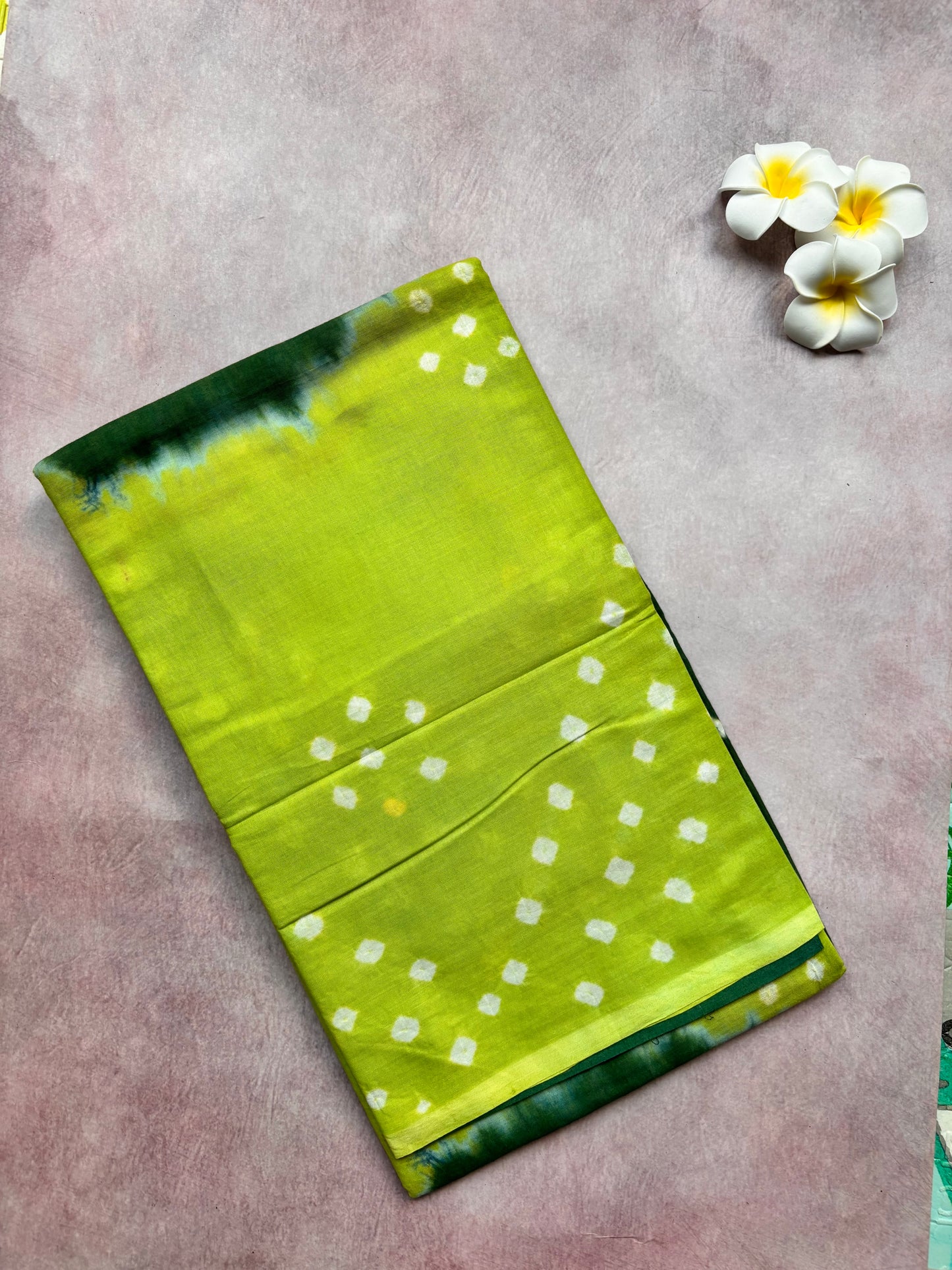 Hand-Knotted Bhandhini Cotton Saree – Green and Parrot Green (Borderless, With Blouse)
