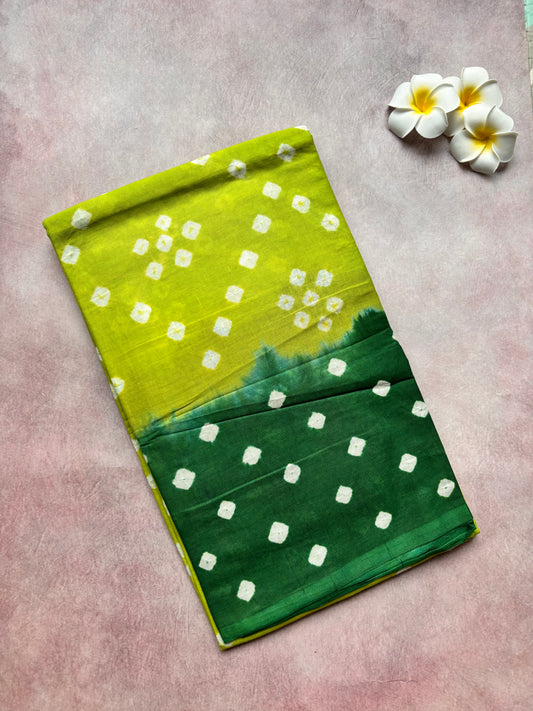 Hand-Knotted Bhandhini Sungudi Cotton Saree – Parrot Green with Dark Green Border (With Blouse)